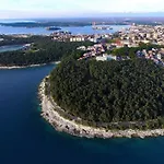 2 With Pool Πούλα